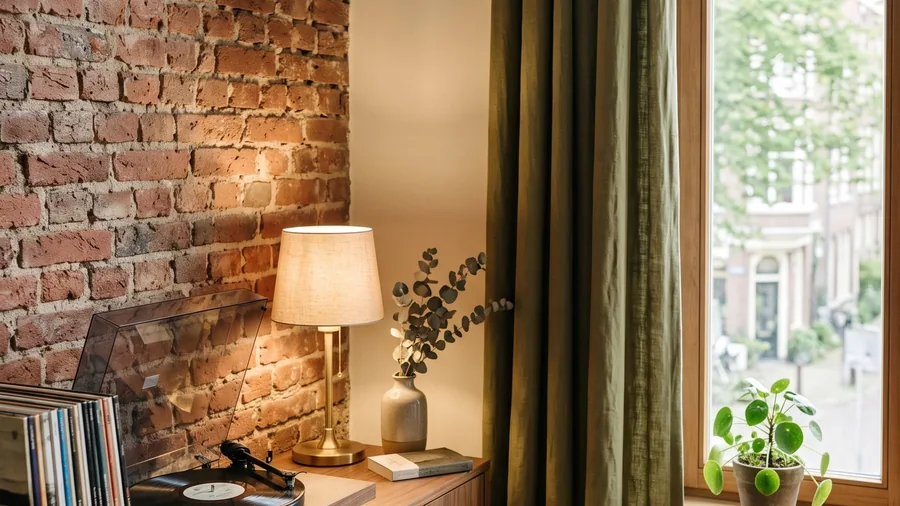 Imagen ilustrativa de Ace Hotel Sydney: Un hotel de diseño que admite perros, tras una fachada de ladrillo de 1916 en el borde del centro de Sídney